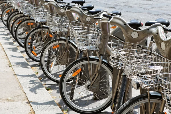 Grupo de bicicletas en la fila — Foto de Stock