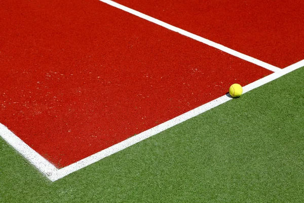 Угол теннисного корта с мячом — стоковое фото