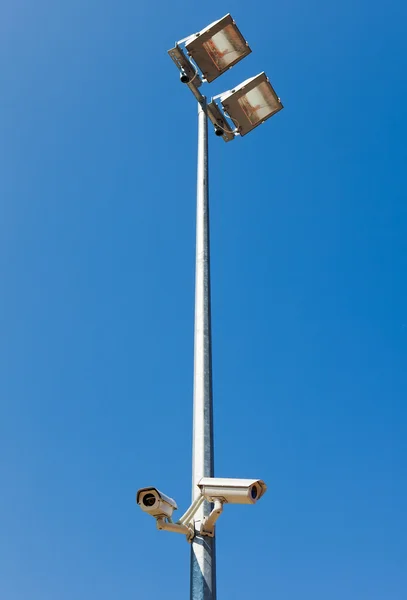 Câmera de vigilância no poste de luz no estacionamento — Fotografia de Stock