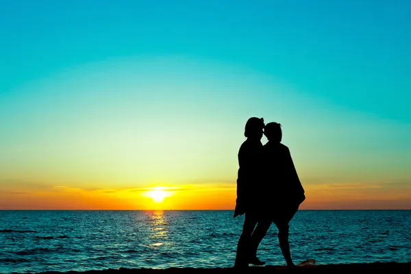 Silhouette de couple au coucher du soleil — Photo