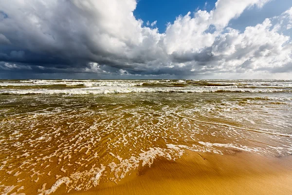 Plaża i burzliwe morze — Zdjęcie stockowe