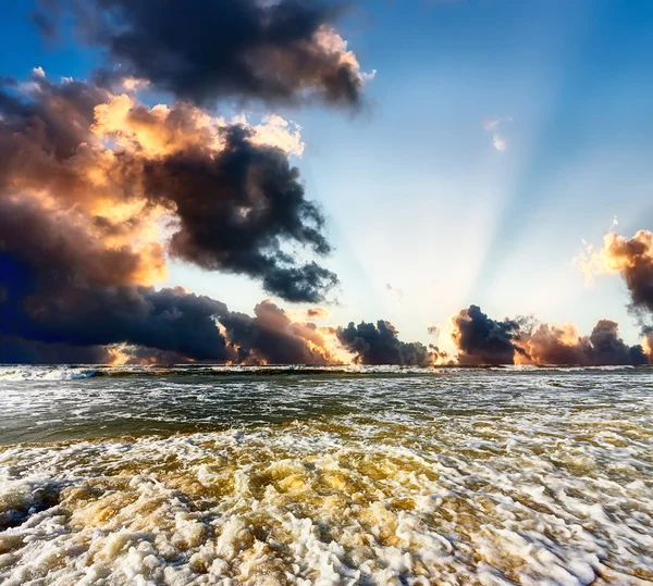 Sonnenaufgang über dem Meer — Stockfoto