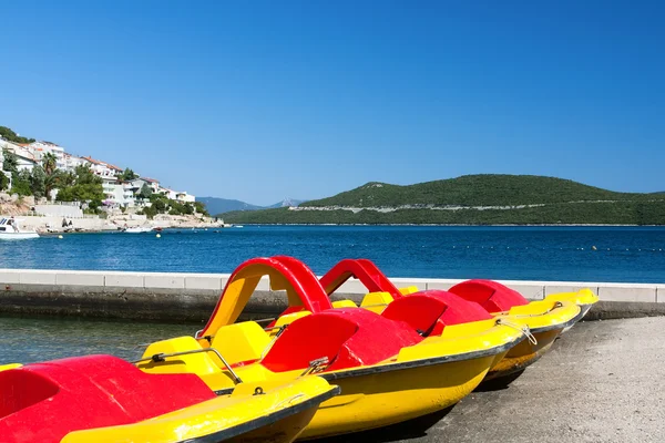 Adriyatik kıyısındaki pedal tekneler — Stok fotoğraf