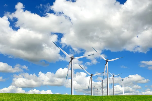 Turbine eoliche su campo verde — Foto Stock