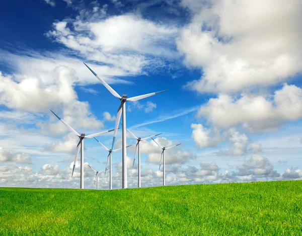 Windenergie am blauen Himmel — Stockfoto