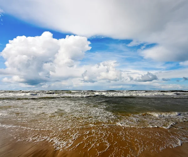 Ocean i pochmurne niebo — Zdjęcie stockowe