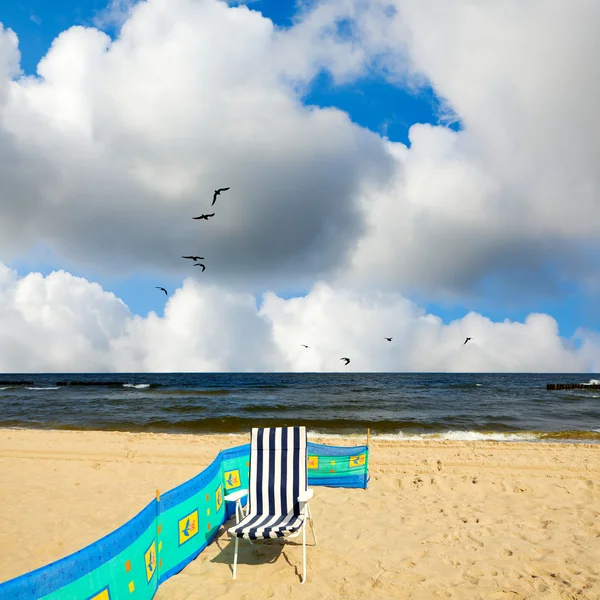 Stoel op strand zand in de buurt van ocean — Stockfoto