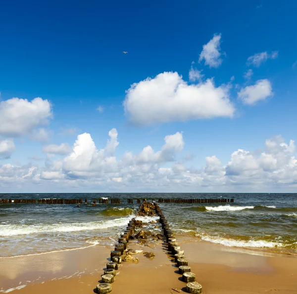 Plaża i zachmurzone niebo — Zdjęcie stockowe