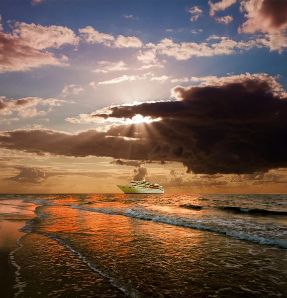 Iate de luxo no mar ao pôr do sol — Fotografia de Stock