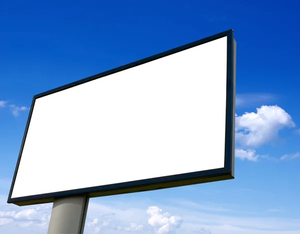 Parede publicitária branca no céu azul — Fotografia de Stock
