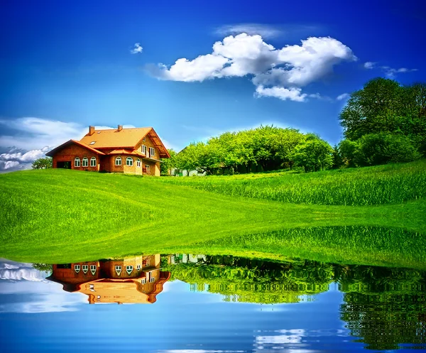Дом на зеленом поле — стоковое фото
