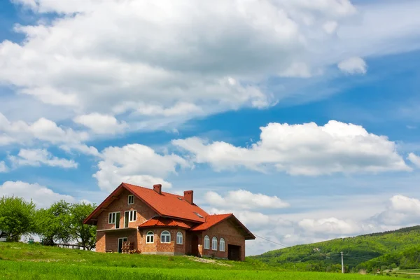 New house on the hill — Stock Photo, Image