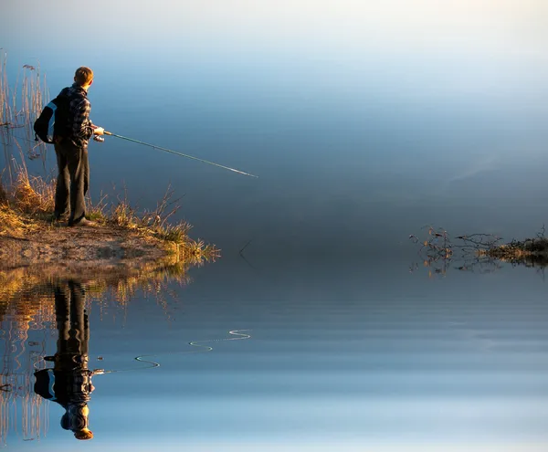 Pesca em um lago — Fotografia de Stock