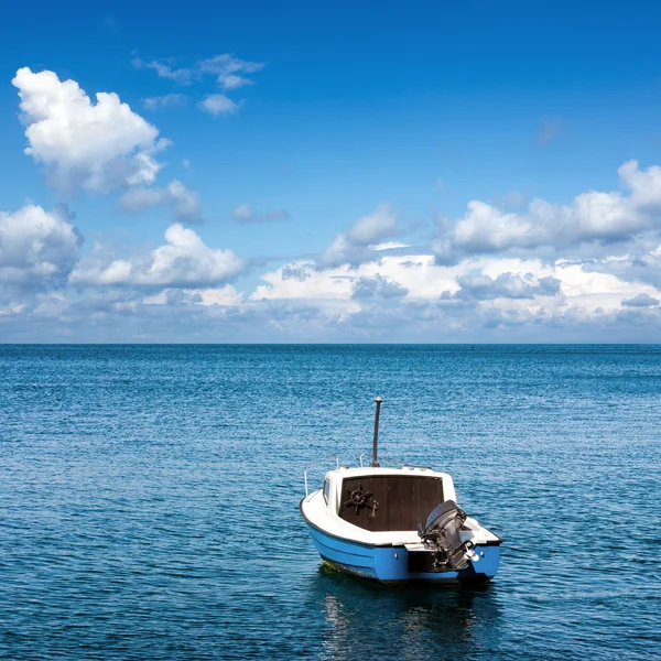 Barco a motor en el mar —  Fotos de Stock