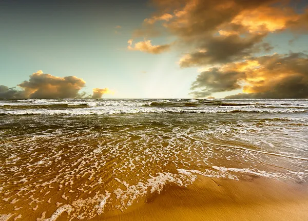 Pláž a moře při západu slunce — Stock fotografie