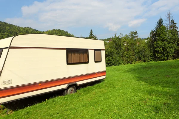 Liten husvagn på en camping — Stockfoto