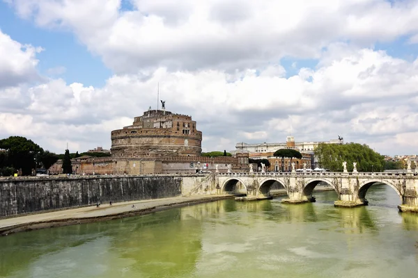 Замок Сант-Анджело та мостом в Римі — стокове фото