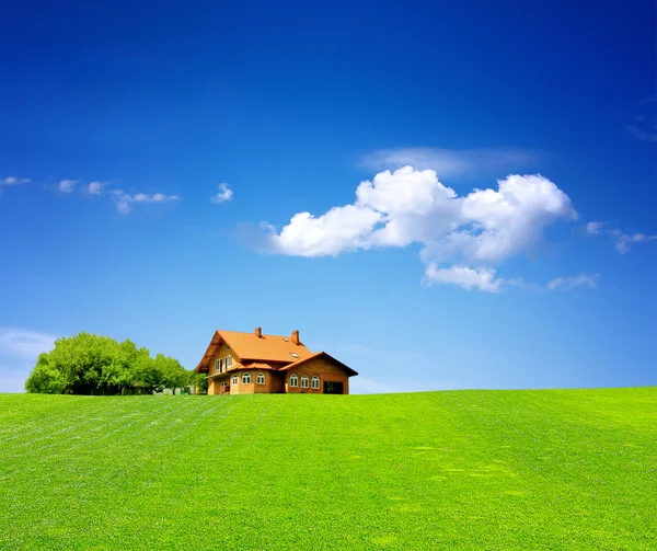 Huset på gröna fält — Stockfoto