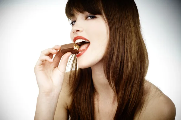 Donna sexy mangiare una tavoletta di cioccolato - colpo in studio — Foto Stock