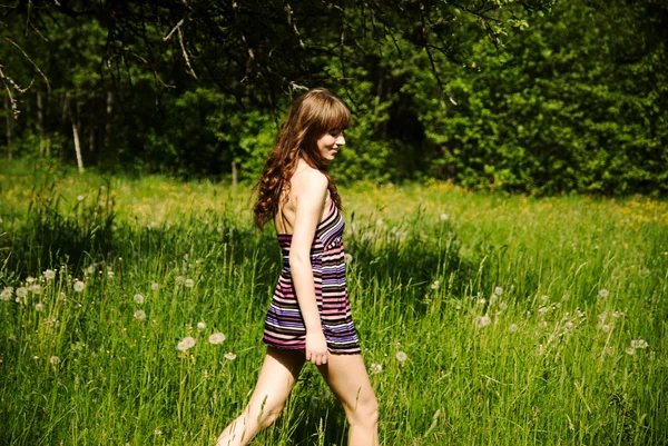 Jovem mulher ao ar livre durante a primavera — Fotografia de Stock