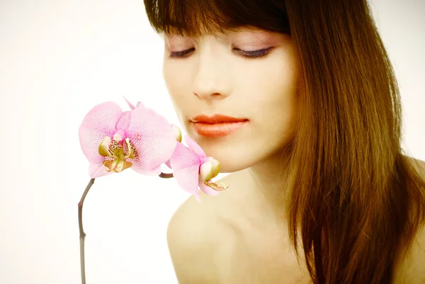 Femme avec une orchidée — Photo