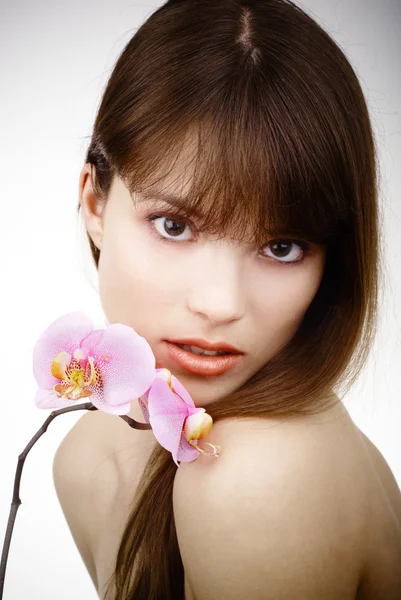 Mujer con una orquídea — Foto de Stock