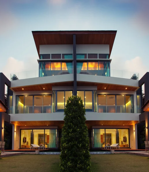 Weergave van mooie moderne villa in de zomer na donkere omgeving — Stockfoto