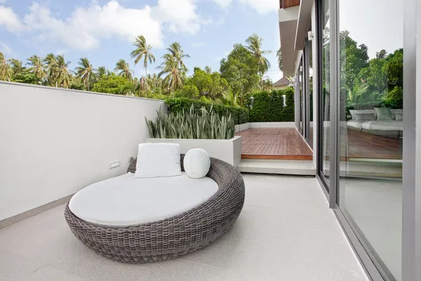 Güzel büyük bir sandalye bir bakış balkon yaz Villa — Stok fotoğraf