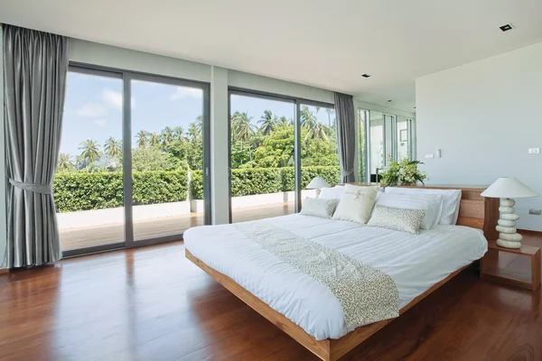 Panoramablick auf schönes gemütliches Schlafzimmer mit tropischem Außenbereich — Stockfoto