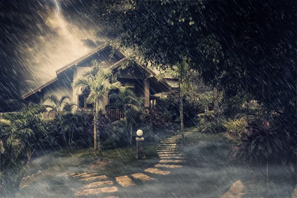 朦胧夏季房子在暴风雨之夜期间的视图 — 图库照片