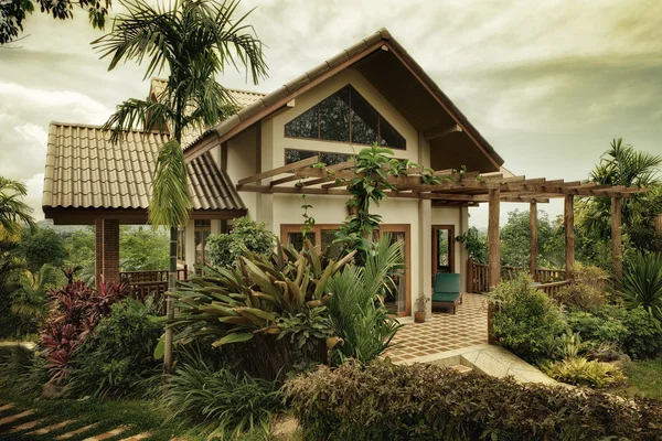 Vista de la bonita villa de verano en ambiente tropical —  Fotos de Stock