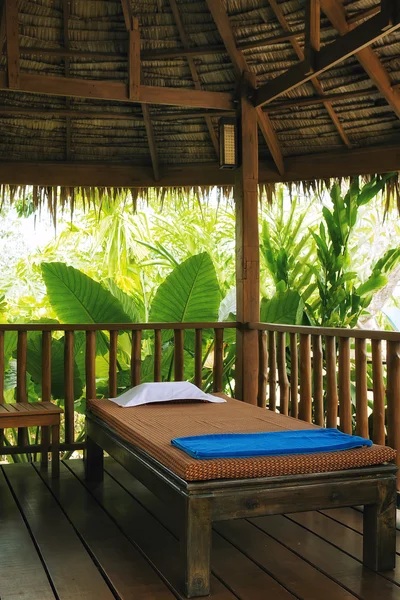 Vue d'une belle terrasse spa dans un environnement tropique — Photo