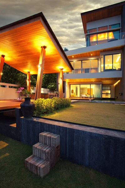 Uitzicht op mooie moderne villa — Stockfoto