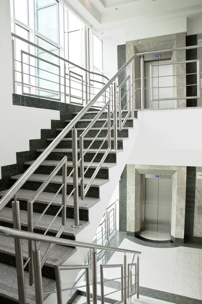 Zwei Aufzüge und Treppen — Stockfoto