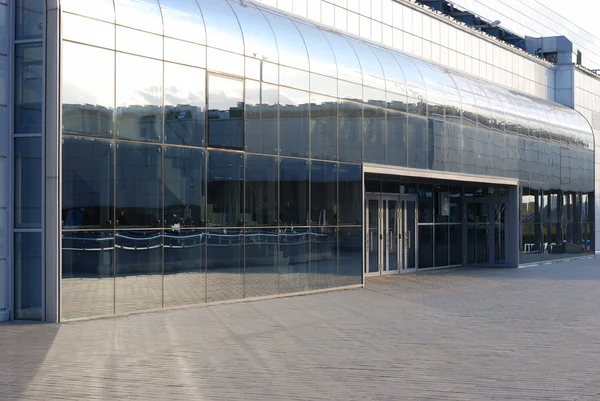 Bir cam bina giriş — Stok fotoğraf