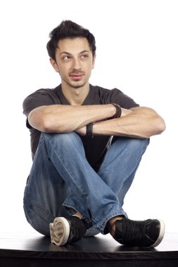 bir masada oturan genç adam