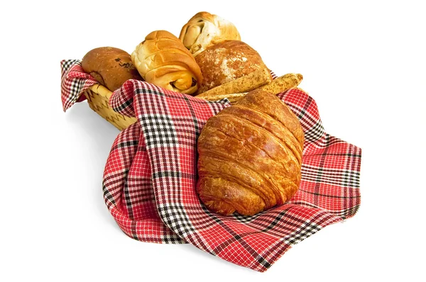 Croissant und Muffins im Korb mit Serviette — Stockfoto