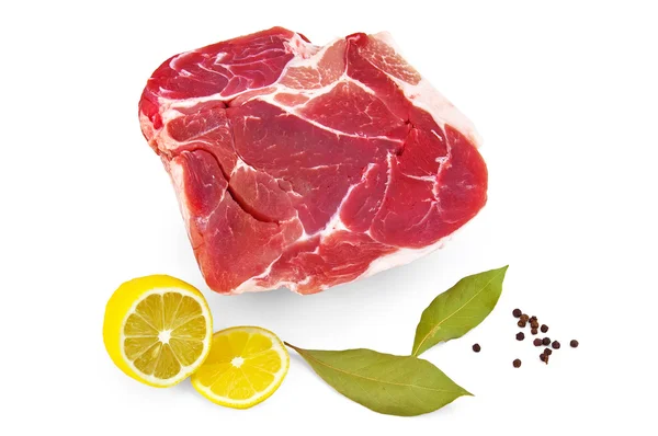 Limon ve defne yaprağı ile domuz eti — Stok fotoğraf