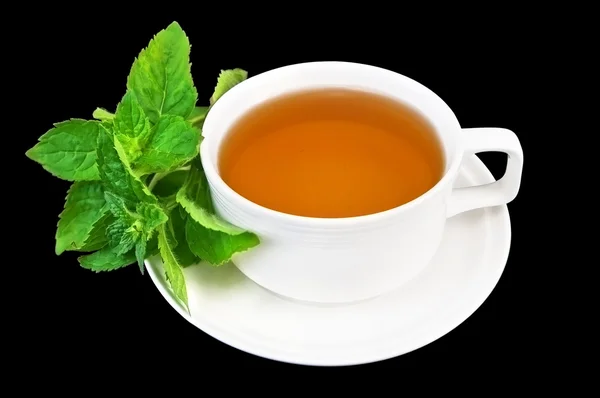 Chá de ervas com hortelã em uma xícara branca — Fotografia de Stock