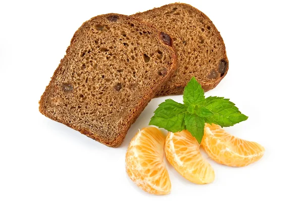 Žitný chléb s rozinkami a mandarinky — Stock fotografie