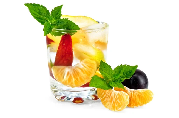Fruktsallad i glas med plommon — Stockfoto