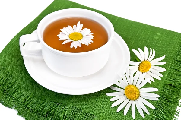 Chá de ervas em uma xícara branca com camomila — Fotografia de Stock
