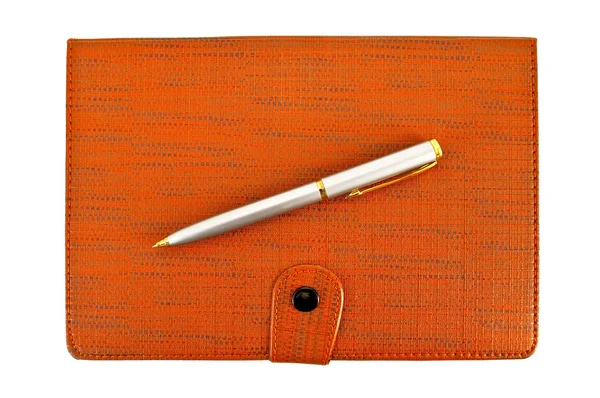 Ноутбук с серебряной ручкой — стоковое фото