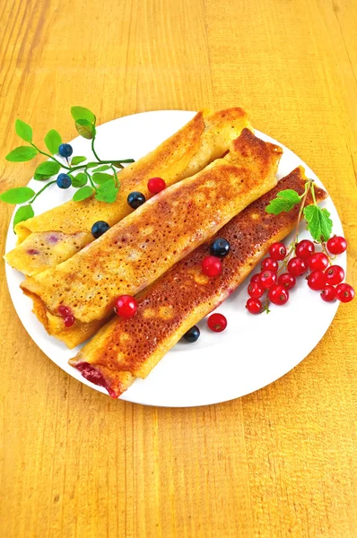 Frittelle con mirtilli e ribes rosso sul bordo — Foto Stock