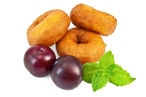 Doughnuts with mint and plums — Stock Photo, Image