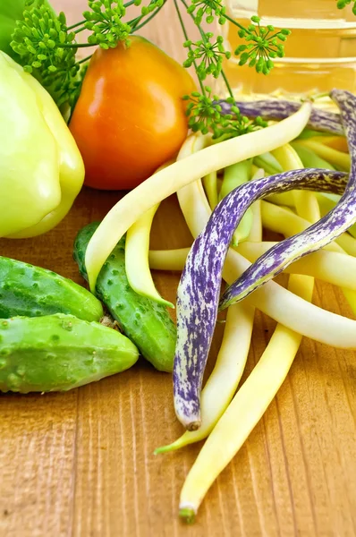 Frijoles con verduras en el tablero — Foto de Stock