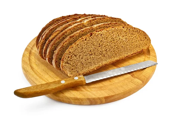 Pan de centeno en una tabla redonda con un cuchillo —  Fotos de Stock