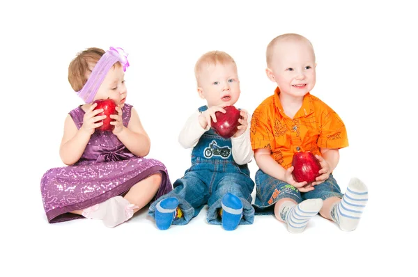 Dzieci z jabłkami — Zdjęcie stockowe