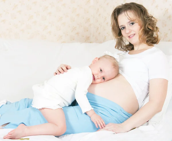 Мать беременна и удивлена очкоглазый ребенок — стоковое фото
