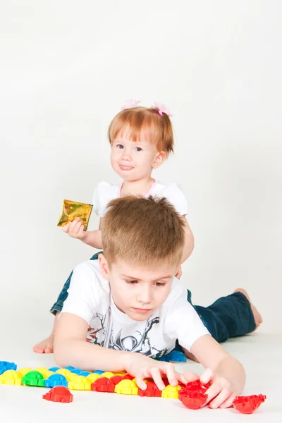 De broer en de zus spelen — Stockfoto